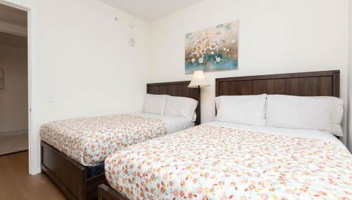 Snug 3BR HighRise with Pool, Spa & Rooftop Views - Foto 2