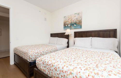 Snug 3BR HighRise with Pool, Spa & Rooftop Views - Foto 2