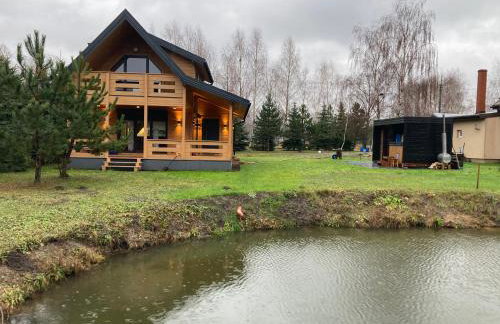 Domek drewniany nad stawem - Foto 12