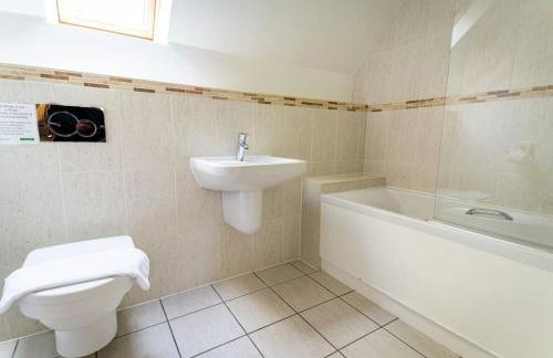 Denstone, woodland lodge with hot tub for 8 - Foto 18