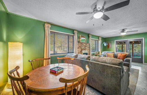 Big Yard Family Getaway - Pets OK - Grill and Hike - Foto 40