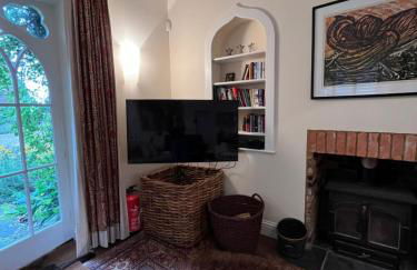 Charming Old Schoolroom - Photo 9