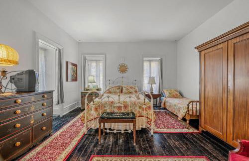 The Manor - Historic Mansion, Wifi, Covered Porch, Screen Porch, King Bed, Walk to Spas, Shops & Restaurants - Foto 45