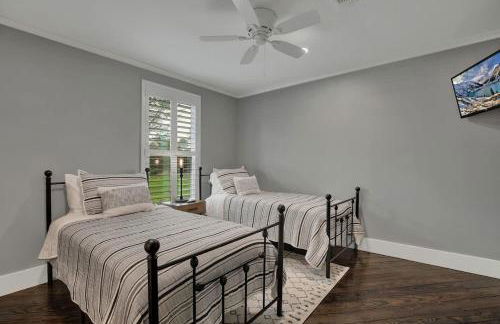 Upscale Home With Pool and Firepit - Close to Mercer St! - Foto 50