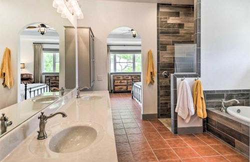 Ladera Wimberley Estate on 13 Acres with Hot Tub - Foto 14