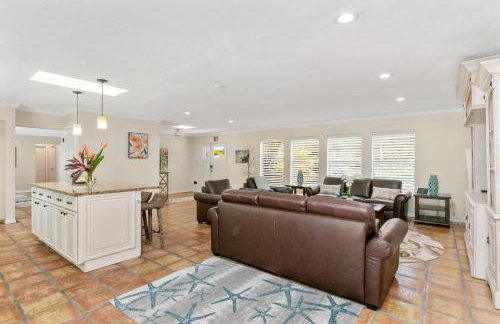 Spacious 4BR 2 5BA Family Retreat Pool Near Beach - Foto 14