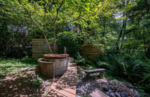 Fog & Fern Hideaway - Cozy Cabin w Private Hot Tub near Mt Rainier - Foto 28