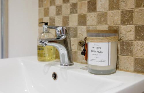 " Orchard Croft Lodge ", New Property, DOG FRIENDLY, Ideal for all Goodwood Events, 5 Minutes from Southend Barns, 9 Minutes From Sandy West Wittering Beach, 2 Bathrooms, Can Sleep 8 On Request, ' Starlink ' Wi-Fi & Sky Sports, Zip & Link Super-King beds - Foto 34