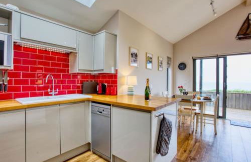 Beautiful Seaside Holiday Home - Photo 21