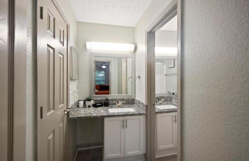 King Bed 5 min walk Truist Park The Battery - Foto 18