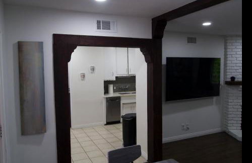 Cozy 3BR Home With Pool, Yard, Garage, and 80 inch TV! - Foto 17