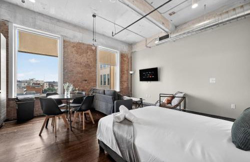 Stunning Downtown Apartment with Pool, Laundry, Parking - Foto 2