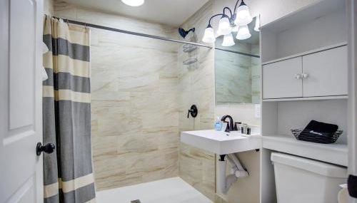 Free parking with In unit washer and dryer AC - Pets Ok - Foto 2, towels, Shower