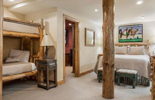 Outdoor Private Hot Tub, In Home Movie Theater, Luxurious Creekside Home - Photo 43