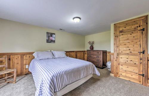 Remodeled Pittsboro Farmhouse Sitting on 220 Acres - Foto 19