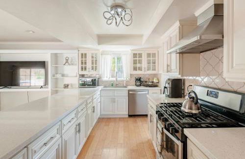 Spacious and Exclusive Oasis 6BR 3BA - Photo 9