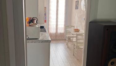 Grand F2 60mq centre Antibes, proche plages, commerces, 2 balcons, parking, train, bus, deco vintage, pet friendly - Foto 3