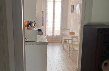 Grand F2 60mq centre Antibes, proche plages, commerces, 2 balcons, parking, train, bus, deco vintage, pet friendly - Foto 3