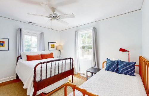 Dog-friendly cottage across from the water in a walkable neighborhood - Foto 12