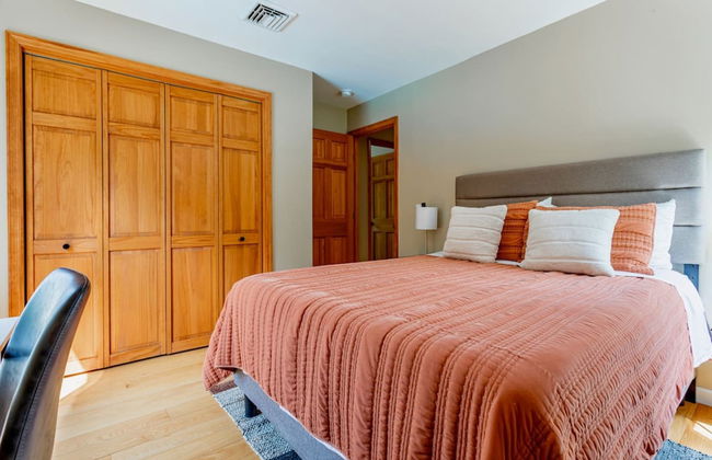 Family Fun Oasis Hot Tub Steam Room Pool Stream Firepit Games - Foto 20