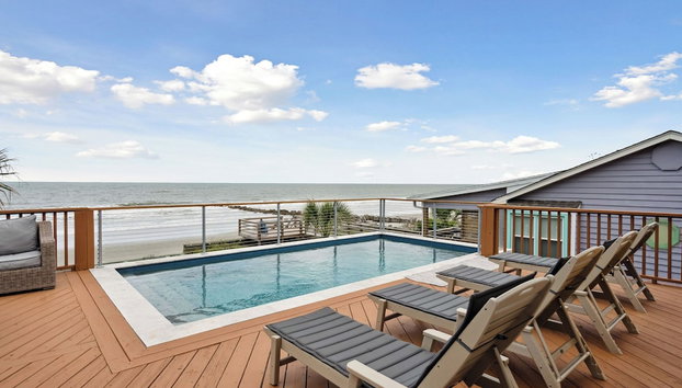 Oceanfront w/ Pool, Panoramic Deck Views, 5bdr Folly Ocean Breeze by Avantstay - Foto 2, Imagen principal