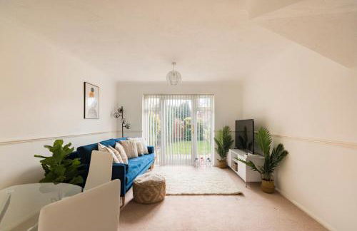 Surrey Stays - 2 Bedroom House, RH1, Contractors Welcome, Sleeps 5 max, 2 Parking Spaces, Near Town Centre, Train Station and Gatwick Airport - Foto 11