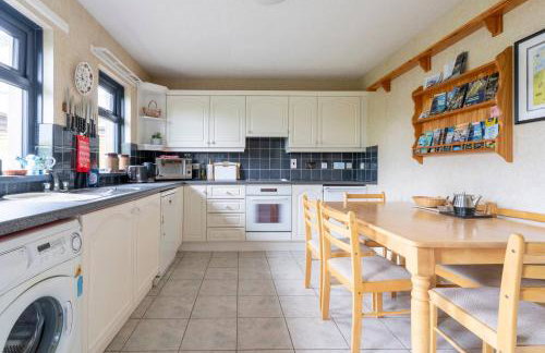 3-Bed Portballintrae Home | Wi-Fi, Garden, Parking - Foto 26