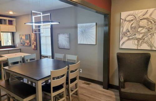 King Bed In Main Floor - Downtown Vacation Rental - Foto 8