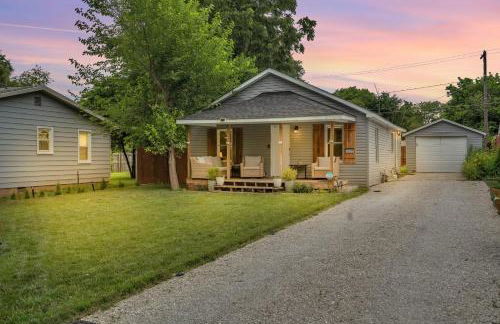 Cheerful 2-Bedroom with convenient Expressway access - Photo 18