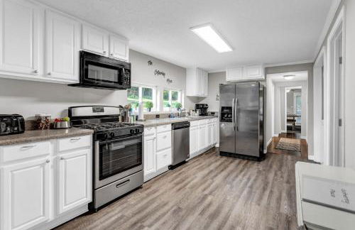 Pet Friendly Group Getaway with Grill and Deck - Foto 23