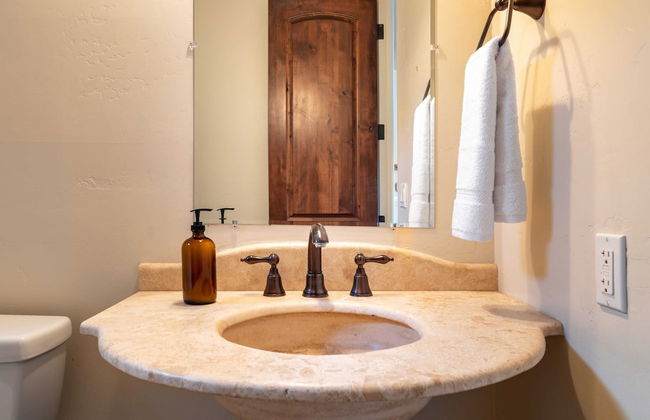 Pyramid by Avantstay Luxe Sedona Mansion w/ Views, 7mins to Downtown - Photo 24