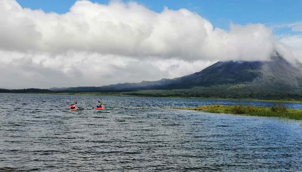 Ammirando il lago Arenal