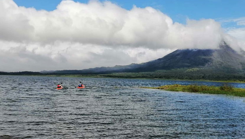 Navegando por el lago Arenal