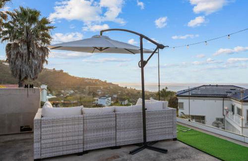 Oceanview Luxe Retreat with Rooftop - Foto 33