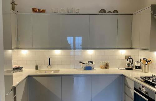 Beach from the Balcony, ensuite and private parking - Photo 45