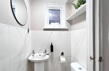 Fully Furnished New Malden 3BDR Home with Parking Washer Dryer and Garden near Kingston - Foto 24