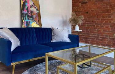 2 Bedrooms • Warm & Historic Stay • Free Parking - Photo 6