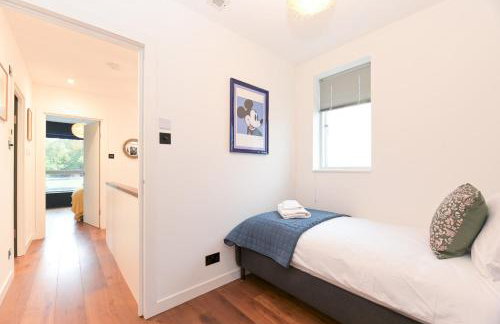 Architect-Designed Luxury Retreat 3BR Chessington - Pass the Keys - Photo 30