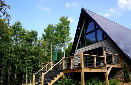 Romantic Escapes in this Stunning A-Frame in North Carolina with Access to a Private Hot Tub and Fire Pit - Foto 6