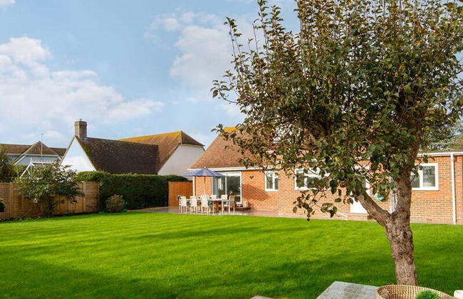 Coastal Retreat for 8 With Hot Tub - Walk to Beach - Foto 47