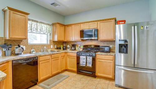 Fish and Hike Pet-Friendly Humble Home with Yard - Foto 4