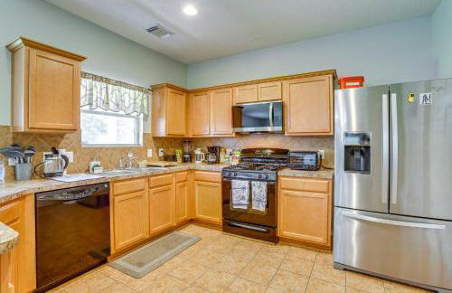 Fish and Hike Pet-Friendly Humble Home with Yard - Foto 4