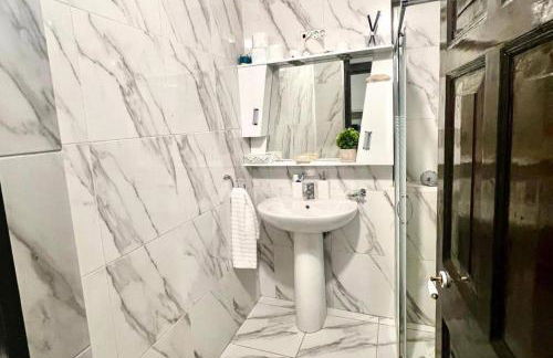 Art House Pagoi Sleeps 6 Parking 5 min to Beach - Photo 13