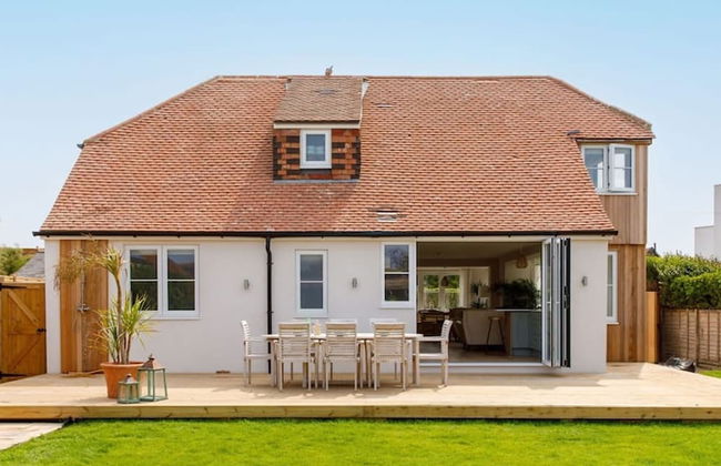 Mariners Stylish Beachside Getaway With Sea Views - Photo 36