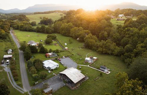 Meadow View Romantic Nature Stay w Barn, Outdoor Tub and Sauna - Foto 47