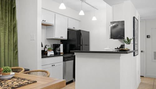 Sophisticated 2BR 2BA by TAMU, King Bed, Washer & Dryer, Smart TV - Foto 4