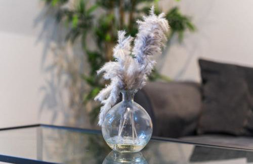 Stylish Two Bedroom Apartment - Secure Parking & Balcony 9MC - Photo 27