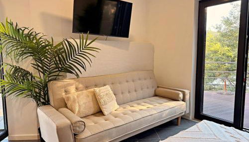 Riverfront House with Private Deck & Nature Views - Foto 2