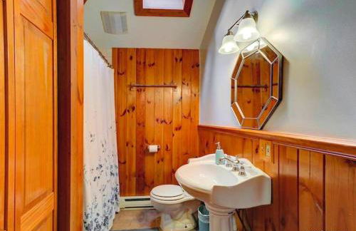 Cozy and Secluded Cabin with a Fireplace in the Poconos Mountains of Pennsylvania - Foto 10