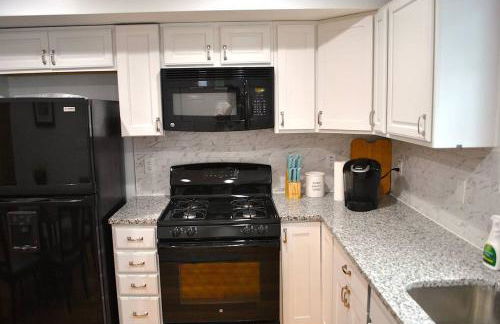 Stylish 4-Bedroom Full House. Plenty of Parking! - Foto 7